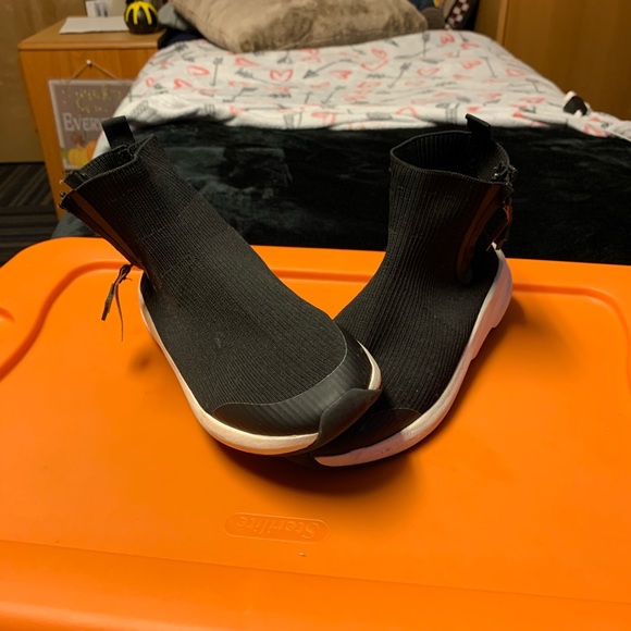 Shoes - Picture 2 of 7